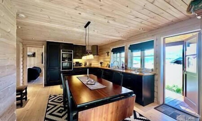 Tyinkrysset Cabin | Indoor hot tub, views & nature, cosy family cabin