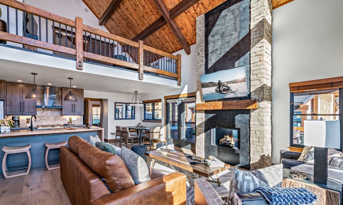 Estes Park Cabin | Indoor/Outdoor Fireplace, Jacuzzi, Heated Bathroom Floors