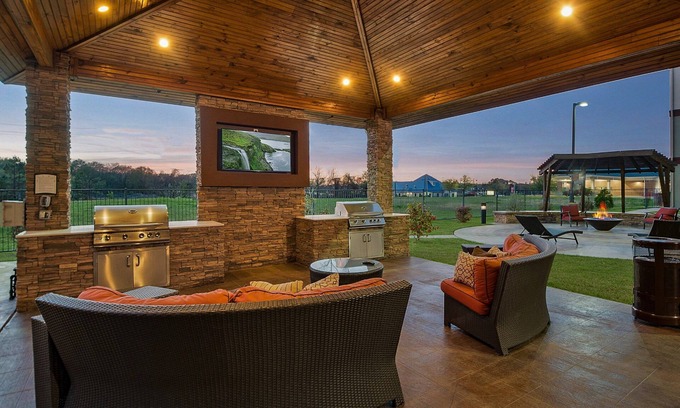 Longview Condo | Indoor Pool & Hot Tub. Free Breakfast. Great for Small Groups!