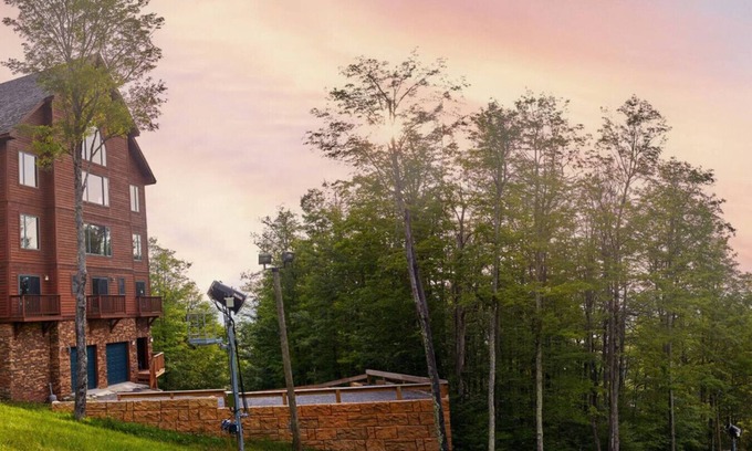 Timberline House | Indoor Pool, sauna, game room, slope access