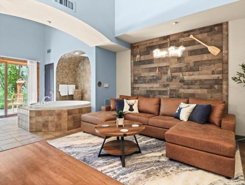 Wisconsin Dells Apartment | Indoor Water Park - Game Rm - Mins to Downtown - Jacuzzi