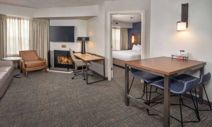 Linthicum Heights Hotel | Indulge in Home Like Comfort! 3 Comfortable Units, w/Pool, Free Breakfast!