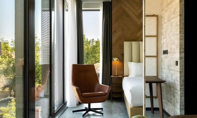Kralingen-Crooswijk House | Indulge in Spacious Rooms – Steps from Historic Attractions - 4 Units