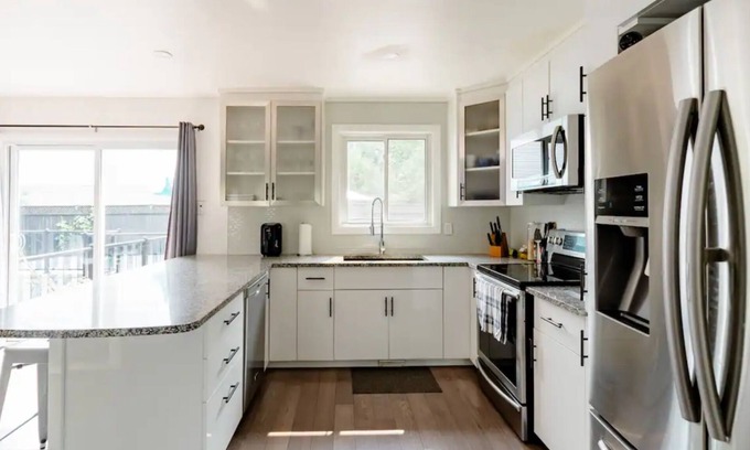 Barrie House | Indulge in style : Experience Executive Elegance at Our Stunning Home BNB Suites