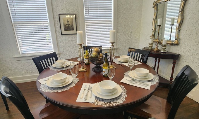 Montgomery House | Indulgent Downtown Retreat - Beautiful Historic Home - 10 Guests - 6 Beds