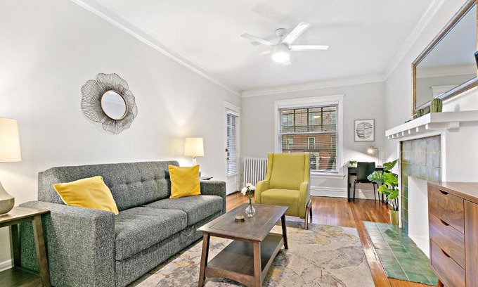 Boystown Apartment | Indulging 2BR Apartment in Festive Boystown - Buckingham 1