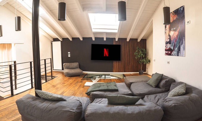 Sant'Eufemia Apartment | INDUSTRIAL APT./GARAGE, WIFI, NETFLIX near downtown
