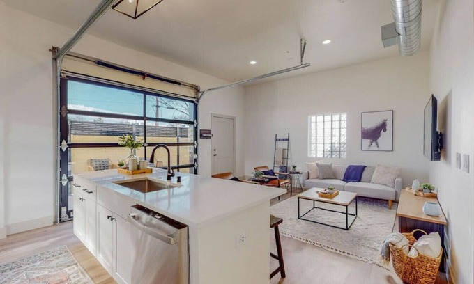 Nob Hill Condo | Industrial Condo|Outdoor Space|Nob Hill