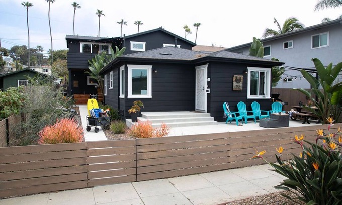 Townsite House | Industrial-Inspired 2-Story California Beach House