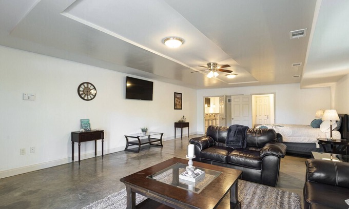 Church Street Apartment | Industrial loft quiet, 6 min to airport