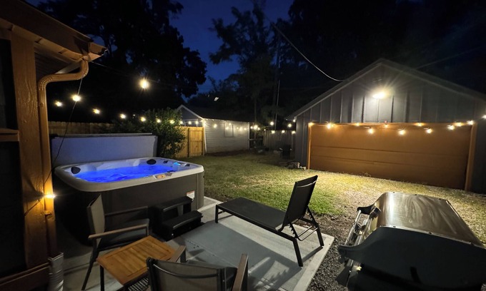 Indianapolis House | Indy Escape/Hot Tub, BBQ &Arcade Near Broad Ripple