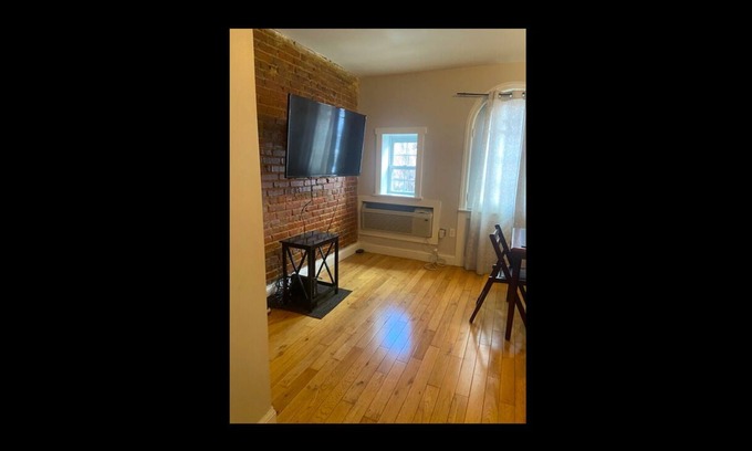 Spruce Hill Apartment | Inexpensive 2BR Apt by Upenn