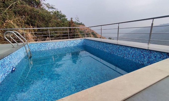 Panchgani Hotel | Infiniti pool rooms at Panchghani