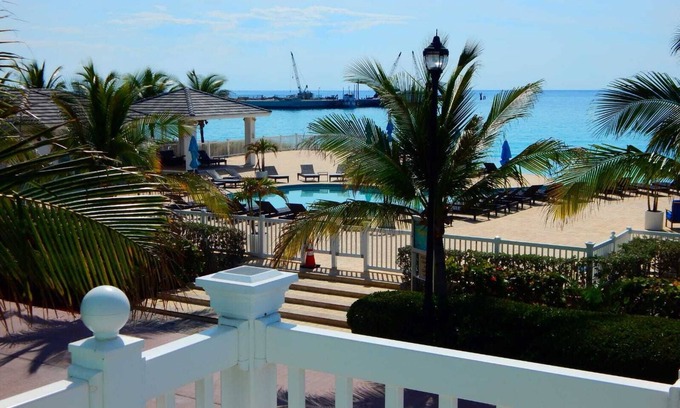 Alice Town House | "Infinity Poolside" - Ocean Villa 2 BR/3 BA