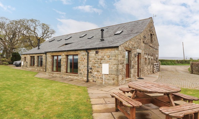 Fourstones Near Bentham Cottage | INGLEBOROUGH BARN, pet friendly, with hot tub in High Bentham