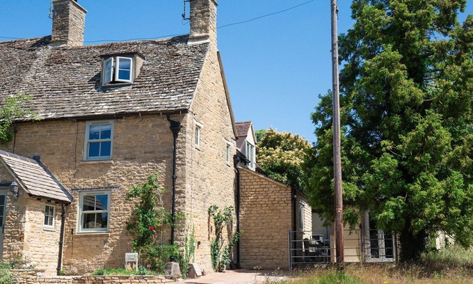 Charlbury Cottage | Inglenook Cottage - pet friendly in Charlbury