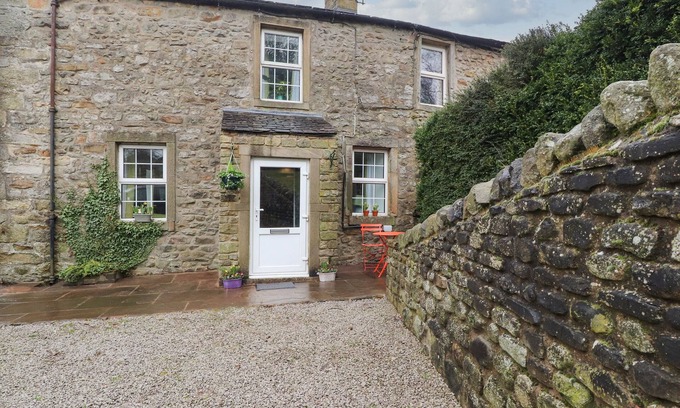 Skipton House | INGLENOOK COTTAGE, pet friendly, with a garden in Long Preston