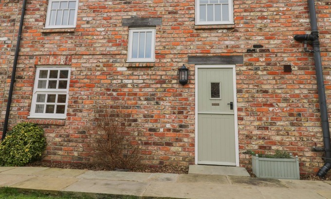 Acaster Malbis Cottage | INGS COTTAGE 3-BED, family friendly, with a garden in Acaster Malbis