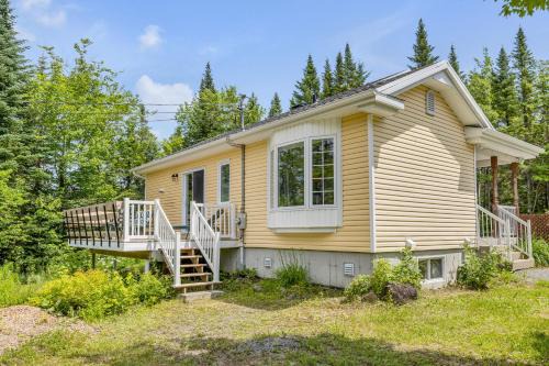 Saint-Brigitte-de-Laval Ski Chalet | Initial Yellow Lac-Beauport