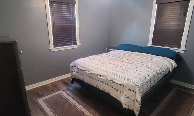 Mansfield House | Inkcarceration Blue Sapphire Cottage, Close to Venue