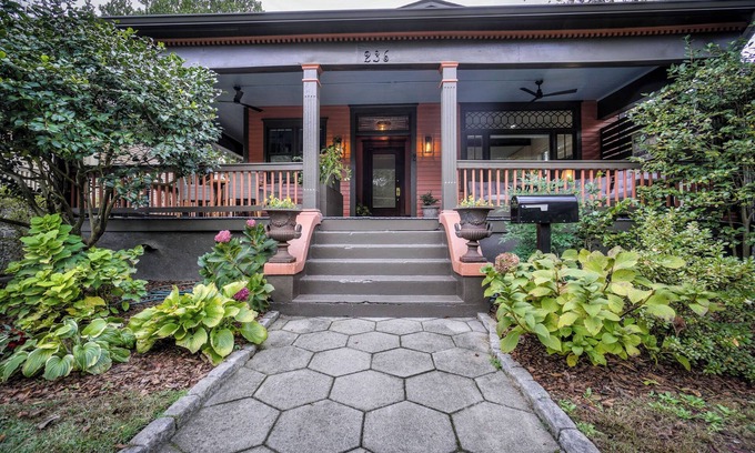 Inman Park Apartment | Inman Park Oasis: Historic Charm, Modern Comfort