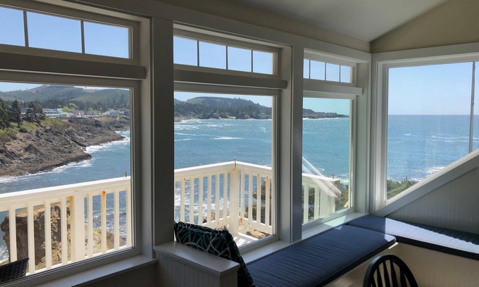 Depoe Bay Hotel | Inn at Arch Rock