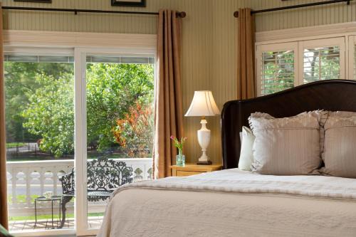 St. Matthews Bed & Breakfast | Inn at Woodhaven-In the Heart of the Bourbon Trail-Over 12 Distilleries Nearby
