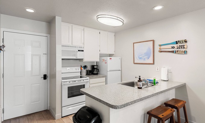 Harbor Village Condo | Inn Building Condo #106 Mountain View | 1 Bed, 1 Bath