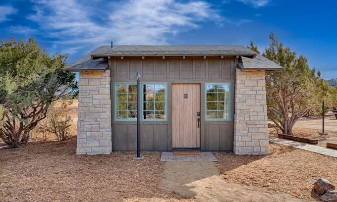 Williams Cabin | Inn History Grand Canyon Cabin 1