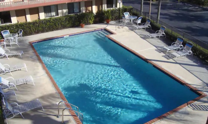 Hunt Club Hotel | Inn of America - Palm Beach Gardens