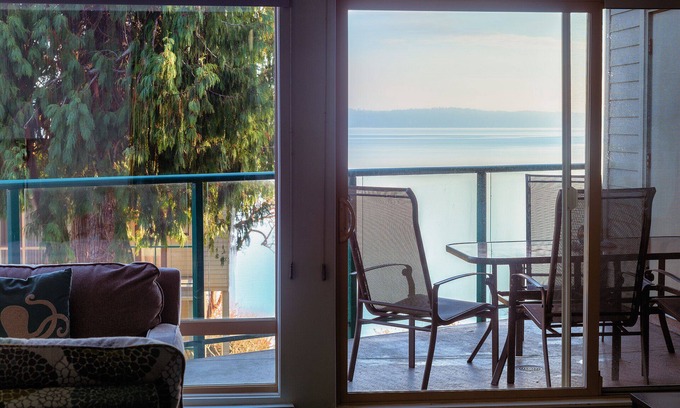 Regional District of Nanaimo Condo | INN OF THE SEA- beautiful 2 bedroom condo, OCEANFRONT Heated Pool/Hot Tub/Dock