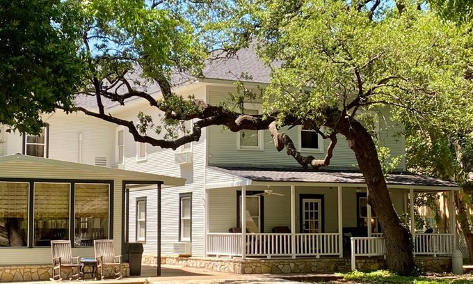 Glen Rose Hotel | Inn On The River