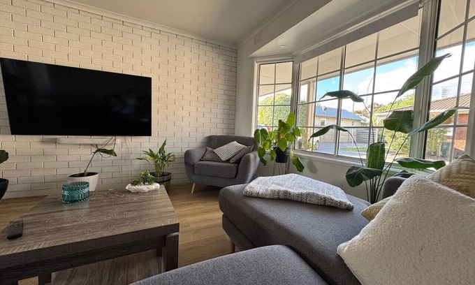 Belmont House | Inner City Cozy Retreat Near Geelong CBD