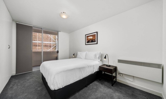 Sullivan's Cove Apartment | Inner City Modern Apartment With Secure Parking