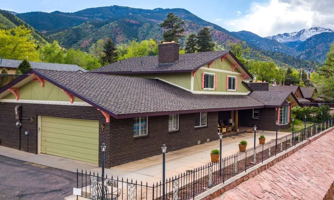 Manitou Springs Historic District Bed & Breakfast | INNhale Bed&Brunch in Manitou Springs
