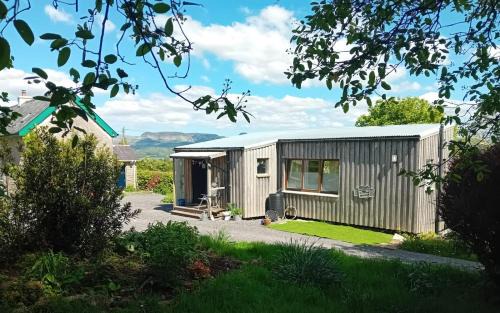 Fivemilebourne Apartment | Innisfreedom cabin