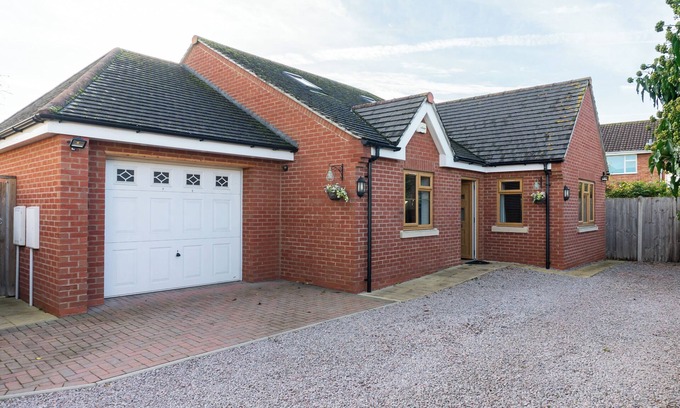 Gloucester House | Innsworth House - Gloucester 4 Bed Home - Parking - Garden