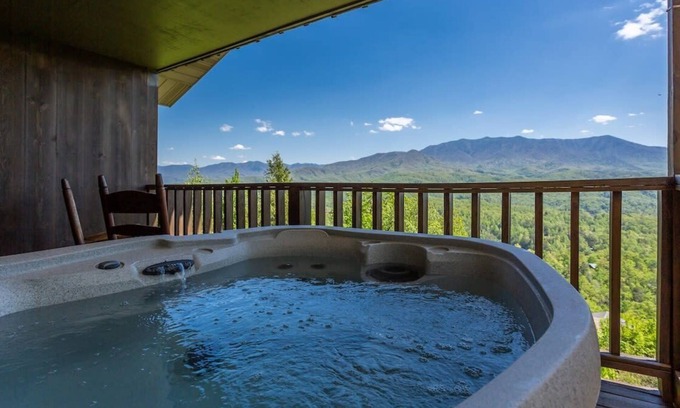 Gatlinburg - Pigeon Forge Cabin | Insane Views GSMNP/Near DwTN Gatlinburg/Hot Tub