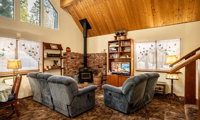 Dorrington Cabin | Inspiration Chalet - Summer Pool Access!