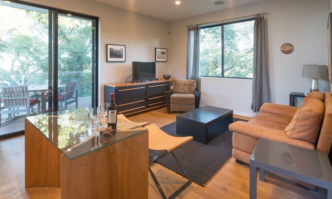 Ladera House | Inspiring Stanford guesthouse with access, views