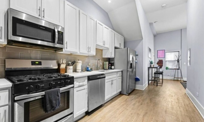 Lower West Side Apartment | Insta-worthy Arcade Themed 2BD 10min to Downtown!