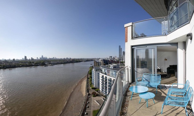 Island Gardens Apartment | Insta Worthy London 2 BR Flat Thames View Sleep 6