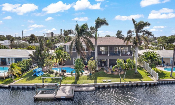 Cocoa Isles House | Insta Worthy! Waterfront Oasis-1 blk to beach-Kayaks-Fire Pit-Game Room