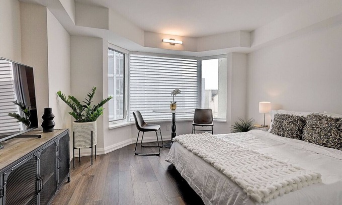 Bloor-Yorkville Condo | Instant Suites -Stunning Designer Studio Yorkville