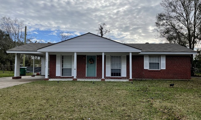 Gulfport House | InstaWorthy Spa Oasis ~ KING Adjustable Base Bed ~ 15Min to Beach