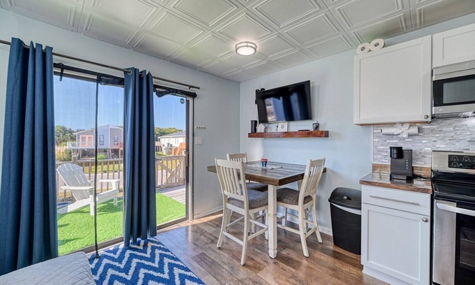 Sneads Ferry House | Intercoastal Views- Dog Friendly -Walk to Beach