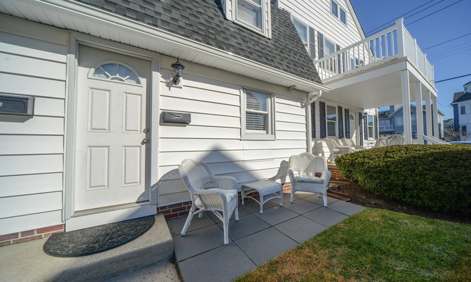 Gold Coast Condo | Internet, Cable, Window A/C, Outside Shower