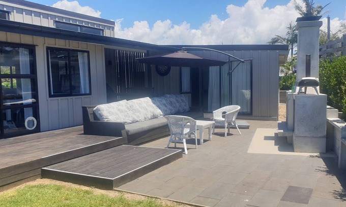 Mangawhai Heads House | INTERNET & Outdoor Fire Modern Beach House near Beach Walkway with 4 bedrooms