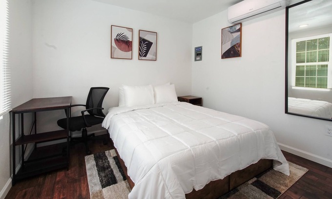 Cedar Crest House | Intimate 1-BR Guesthouse+backyard by Downtown Dallas and Design District