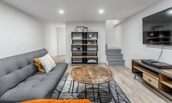 Hochelaga-Maisonneuve Apartment | INTIMATE and RESTFUL 1-bedroom space + SOFA BED